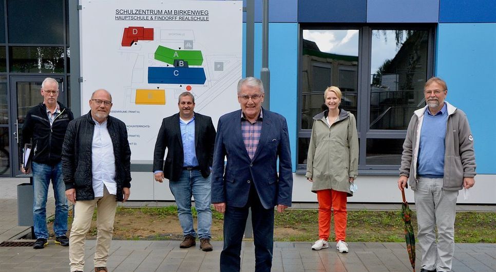 Besichtigten die neuen Räumlichkeiten des SEK-I_Campus: Hans Peter Burmeister (v. li.), Werner Klump, Frank Obermüller, Uwe Matthias, Dr. Silke Fricke und Dr. Stefan Hoppe-Seyler. Foto: rgp