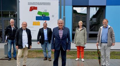 Besichtigten die neuen Räumlichkeiten des SEK-I_Campus: Hans Peter Burmeister (v. li.), Werner Klump, Frank Obermüller, Uwe Matthias, Dr. Silke Fricke und Dr. Stefan Hoppe-Seyler.  Foto: rgp