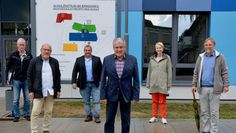 Besichtigten die neuen Räumlichkeiten des SEK-I_Campus: Hans Peter Burmeister (v. li.), Werner Klump, Frank Obermüller, Uwe Matthias, Dr. Silke Fricke und Dr. Stefan Hoppe-Seyler.  Foto: rgp