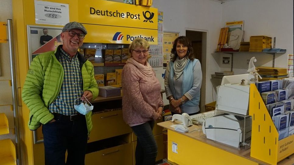 Heike Huxoll (Mitte) und Birgit Thomfohrde wollen auch weiter für die Postkunden in Beverstedt da sein. Ortsvorsteher Harald Michaelis hat bereits Hilfe zugesagt. Foto Käte Heins