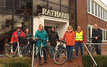 Einer hätte es fast nicht heil zurückgeschafft: An der L149 wurde es auf der Ausschuss-Fahrradtour kurz brenzlig.  Foto: eb