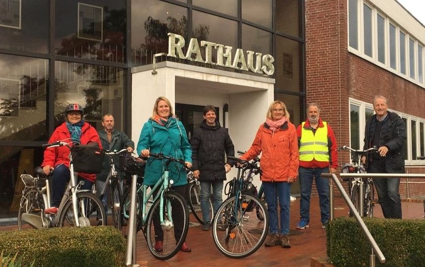 Einer hätte es fast nicht heil zurückgeschafft: An der L149 wurde es auf der Ausschuss-Fahrradtour kurz brenzlig.  Foto: eb