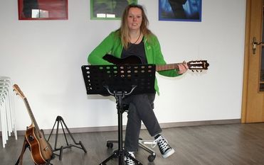 Cordula Rakozi unterrichtet gemeinsam mit ihrem Mann Mike inzwischen rund 140 Musikschüler*innen.  Foto: frenk