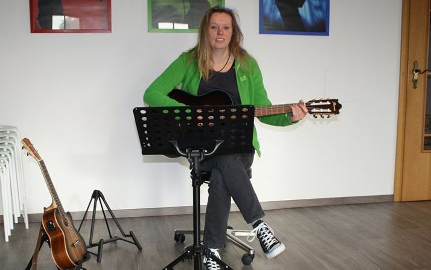 Cordula Rakozi unterrichtet gemeinsam mit ihrem Mann Mike inzwischen rund 140 Musikschüler*innen.  Foto: frenk