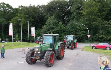 Wer möchte, kann mit Traktor oder Pkw am Gottesdienst teilnehmen. Foto: eb