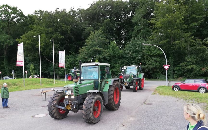 Wer möchte, kann mit Traktor oder Pkw am Gottesdienst teilnehmen. Foto: eb