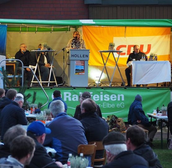Zahlreiche Landwirte nutzten die Chance zum Austausch mit Barbara Otte-Kinast.  Foto: uml