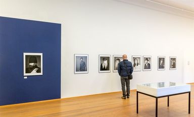Besonders die Ausstellung „Foukus Mensch“ im Haus im Schluh hat sich zum Publikumsmagnet entwickelt. Foto: Jürgen Stasser