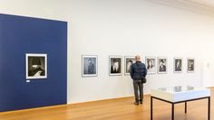 Besonders die Ausstellung „Foukus Mensch“ im Haus im Schluh hat sich zum Publikumsmagnet entwickelt.  Foto: Jürgen Stasser