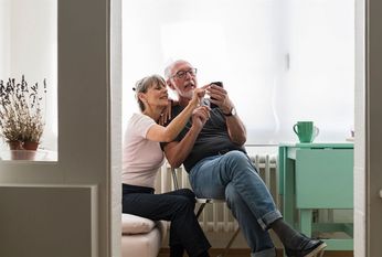 Ein Makler hilft beim Verkauf der Immobilie und entlastet verkaufende Eigentümer und Eigentümerinnen.
Foto: djd/ImmoScout24/Garage Island Crew/Stocksy United