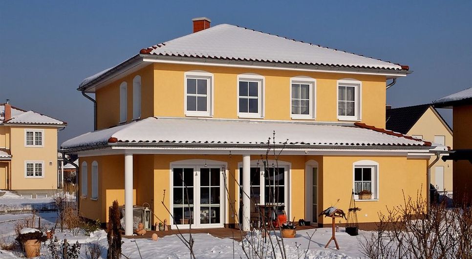 Durch eine solide Gebäudehülle und gesunde Innenraumluft auch in der Heizperiode zeichnet sich ein Haus in massiver Ziegelbauweise aus. Foto: djd/LRZ/Deutsche Poroton/Christoph Große