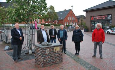 V.l.n.r.: Lion Wilfried Guttmann, Wolfhard Verhoelen (Vorsitzender Heimat- und Bürgerverein), Hartmut Sonström (Präsident Lions Club Ritterhude), Ortwin Vogel (Schatzmeister NABU Ritterhude), Liane Magerkurth (Kassenwartin TUSG Ritterhude) und Roland Saade (Freundeskreis Ritterhuder Lichtspiele) bei der Spendenübergabe.  Foto: eb