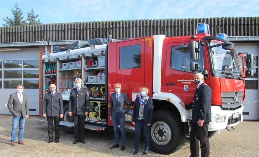 Bothels Bürgermeister Dirk Eberle (v. li.), Frank Radeck, Peter Dettmer, Landrat Hermann Luttmann, Heike von Ostrowski und Helmut Becker freuen sich über das neue Fahrzeug.  Foto: eb