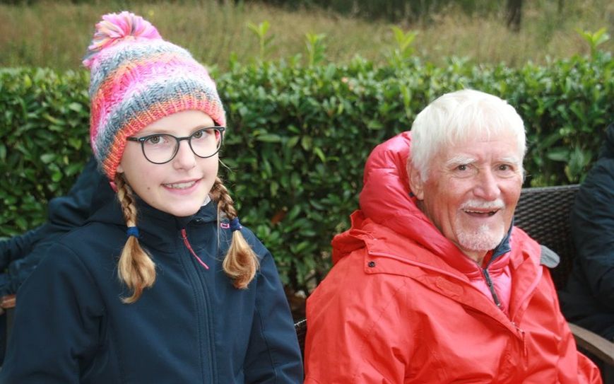 Das neue Mitglied Emma Sophie Mittag (10 Jahre) und der Älteste auf dem Turnier Immo Hammerström (76 Jahre).  Foto: eb