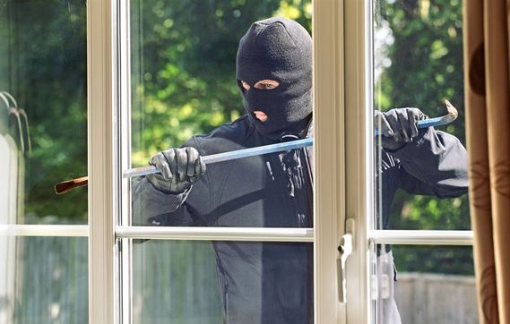 Materielle Schäden lassen sich versichern - psychische Folgen hingegen nicht. Opfer von Einbrechern leiden oft noch jahrelang unter den Folgen. Foto: djd/LISTENER Sicherheitssysteme GmbH/thx
