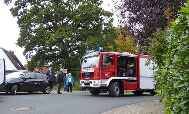 Die Feuerwehr demonstriert mit einem Einsatzfahrzeug die Schwierigkeiten beim Manövrieren zum Einsatzort.  Foto: eb