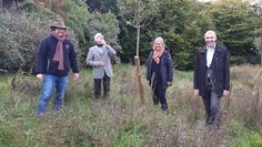 Viele Bürger*innen beteiligten sich an der Erweiterung der Streuobstwiese am Knorrenkamp. Mit dabei auch Anja Kalski vom ANZEIGER und Bürgermeister Rhode. Foto: wkal