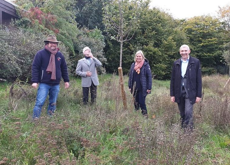 Viele Bürger*innen beteiligten sich an der Erweiterung der Streuobstwiese am Knorrenkamp. Mit dabei auch Anja Kalski vom ANZEIGER und Bürgermeister Rhode.  Foto: wkal