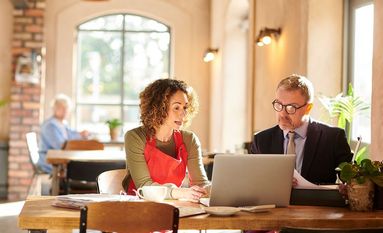 Um kurzfristig Liquiditätsengpässe zu überbrücken sowie Arbeitsplätze und Existenzen zu sichern, sind umfangreiche Hilfsmaßnahmen auf den Weg gebracht worden. Über die entsprechenden Möglichkeiten sollte man sich gut informieren. Foto: djd/BVR/Getty Images/sturti