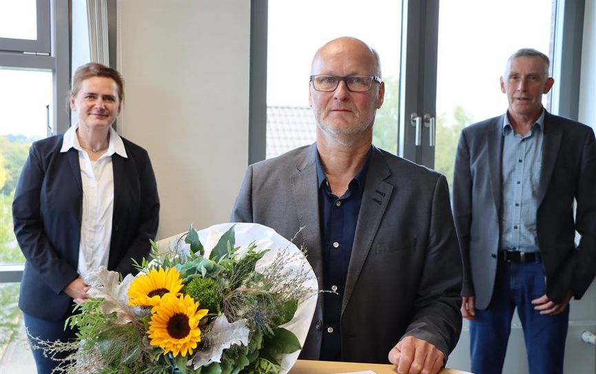 In einer kleinen Feierstunde ehrten Viola Rickel und Ernst Müller (Dezernatsleiter) die Verdienste von Thomas Buck (Mitte).  Foto: eb