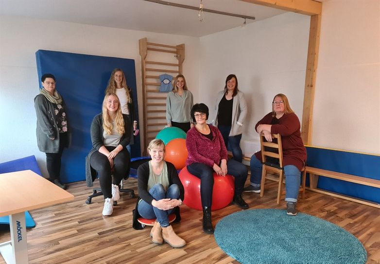 Freuen sich auf eine gemeinsame Zukunft: (von links stehend) Monika Nietfeld, Daniela Cordes, Christina Wehleit, Lea Claus; (von links sitzend) Jana Höper, Sarah Peper, Sigrun Langanke, Jutta Bertholdt.  Foto: eb