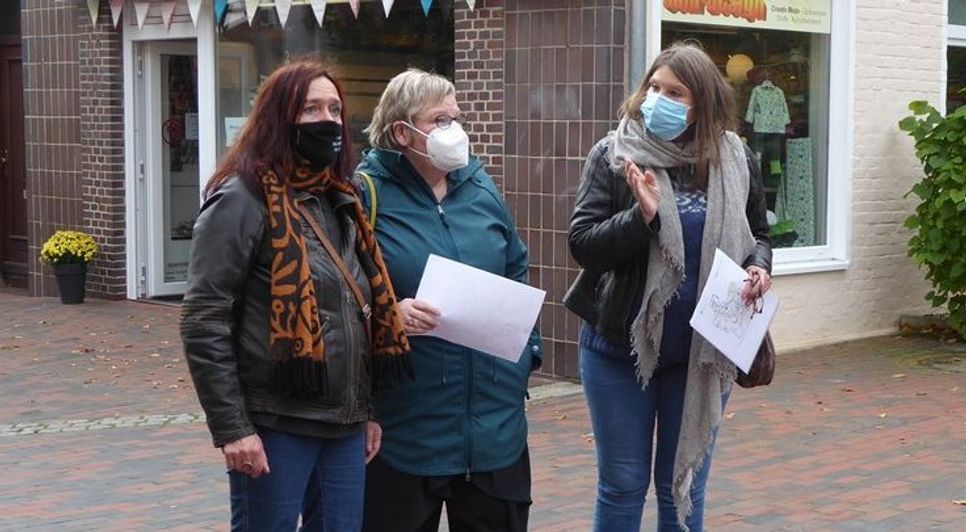 Anja Heuser (rechts) und Brigitte Neuner-Krämer (links) erläutern Eva Viehoff in der Fußgängerzone den Sanierungsplan für die Innenstadt.  Foto: hc