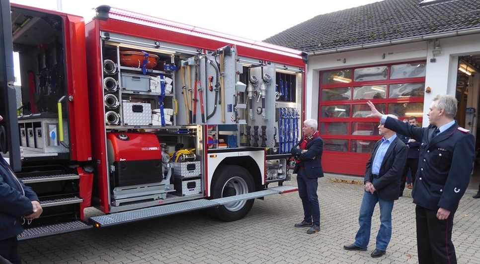 Andreas Lilienthal stellt den Anwesenden das neue Löschgruppenfahrzeug vor.  Foto: hc