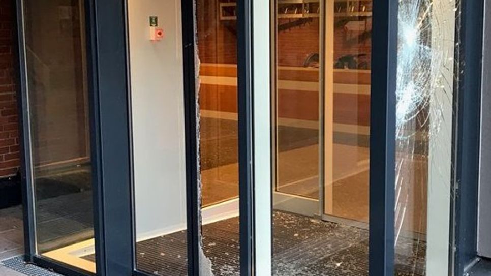 Unter anderem wurde die Tür zum Sitzungssaal mit Steinen zertrümmert.  Foto: eb