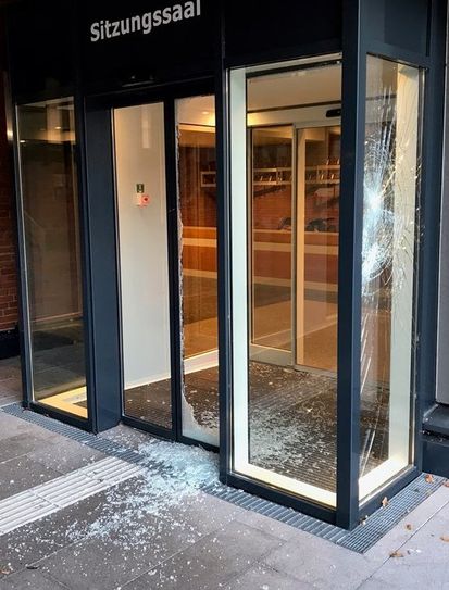 Unter anderem wurde die Tür zum Sitzungssaal mit Steinen zertrümmert. Foto: eb