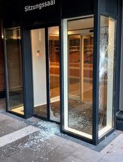 Unter anderem wurde die Tür zum Sitzungssaal mit Steinen zertrümmert.  Foto: eb