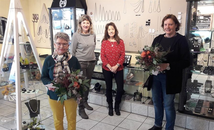 Birgit Krohn (hinten links) und ihre Mitarbeiterin Bianka Blume (hinten rechts) übergaben kürzlich Warengutscheine an die glücklichen Gewinnerinnen Christa Link (vorne links) und Erika Kahrs.  Foto: tg