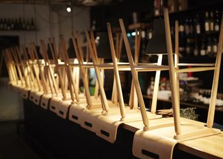 Stühle hoch: Auf der langen Liste der Einrichtungen und Betriebe, die ab kommenden Montag wieder schließen müssen, steht auch die Gastronomie. Foto: AdobeStock