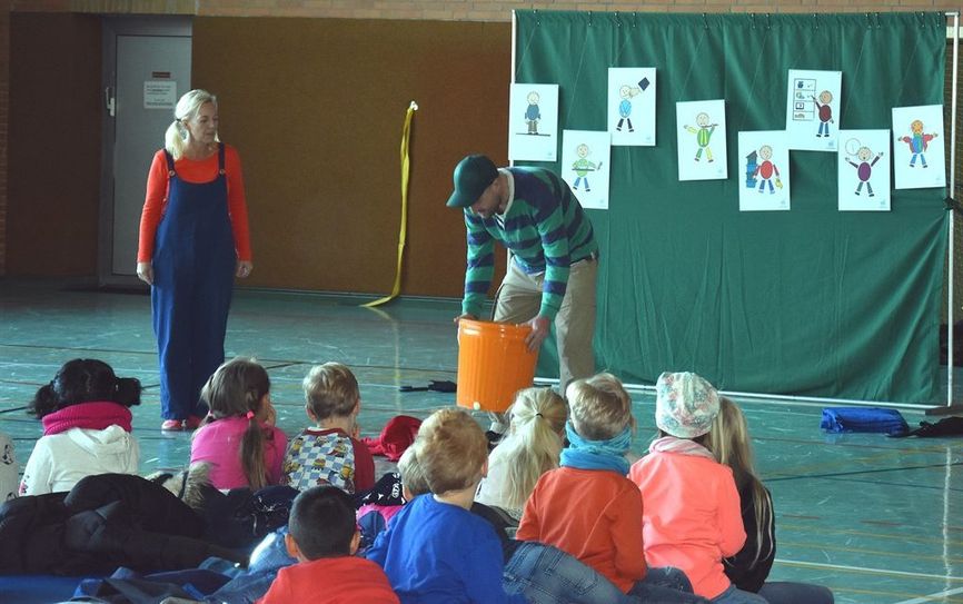 Mit dem Theaterstück „Die große Nein-Tonne“ wird Kita- und Grundschulkindern Mut gemacht.  Foto: eb