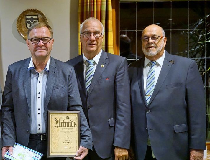 Herbert Lührs wurde für seine hervorragenden Verdienste geehrt. Vom Niedersächsischen Fußballverband e.V.  Kreis Cuxhaven  waren der Kreisvorsitzender Walter Kopf und der stellvertretende Vorsitzende Heiko Wiehn zu Gast.  Foto: khe