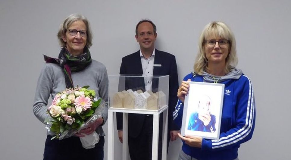 Katrin Schütte und Birte Hölscher (von links)  freuen sich über den Gewinn des Volksbank-Kulturpreises, der ihnen von Volksbank-Vorstand Jan Mackenberg überreicht wurde.  Foto: hc
