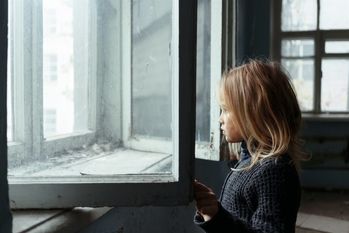 Ein Verlust stellt Kinder vor enorme Hürden. Wichtig für die Kleinsten ist dabei eine stabile Umgebung und die tröstende Fürsorge der Erwachsenen.  Foto: AdobeStock/Viacheslav Iakobchuk