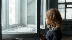 Ein Verlust stellt Kinder vor enorme Hürden. Wichtig für die Kleinsten ist dabei eine stabile Umgebung und die tröstende Fürsorge der Erwachsenen.  Foto: AdobeStock/Viacheslav Iakobchuk