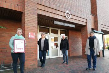 Stolz auf die Auszeichnung: Barbara Norden (v.li.), Jenny Henke, Benjamin Bünning und Iris Köster von der Tourist-Information Bremervörde. Foto: lst