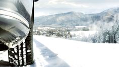Auf winterliche Straßen sollten sich Autofahrer rechtzeitig einstellen - Wer Urlaub in alpinen Regionen plant, ganz besonders. Foto: djd/www.garantie-direkt.de/magdal3na - stock.adobe.com