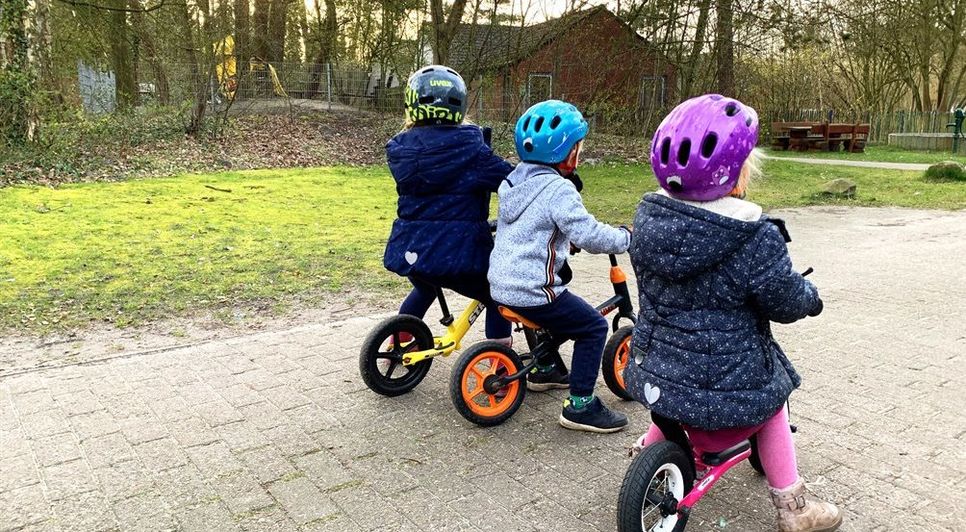 Für die Kleinsten liegt der Führerschein noch in der fernen Zukunft. Für die Jugendlichen aus dem SOS-Kinderdorf hingegen stellt sich vor allem die Frage der Finanzierung. Dabei möchte die VGH helfen. Foto: eb