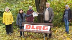 Als dank für die großzügige Spende widmete die Freilichtbühne eine ihrer Bänke der DLRG Ortsgruppe Lilienthal. Foto: eb