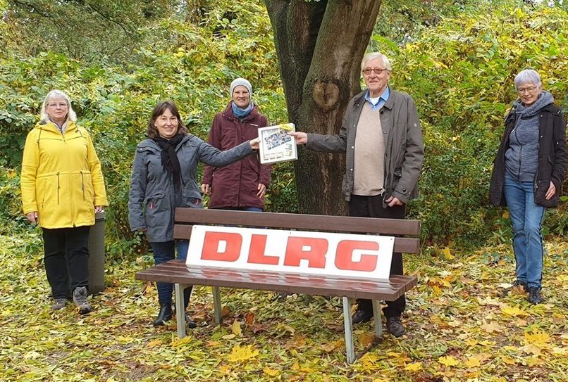 Als dank für die großzügige Spende widmete die Freilichtbühne eine ihrer Bänke der DLRG Ortsgruppe Lilienthal.  Foto: eb