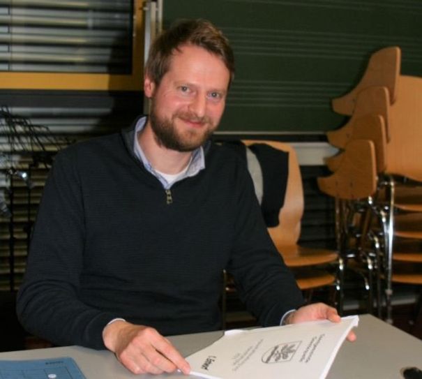 Samtgemeindekämmerer Marcus Bröcker erläuterte den Ausschussmitgliedern ein umfangreiches Zahlenwerk.  Foto: sla
