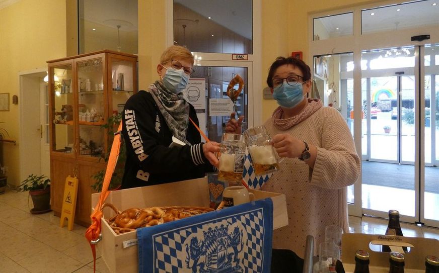 Die Mitarbeiterinnen verteilten mit dem Bauchladen bayrische Spezialitäten.  Foto: eb