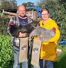 Sascha und Catrin Brinkmann vom Geflügelzuchtverein Gnarrenburg mit ihren ausgzeichneten Hühnern.  Foto: eb