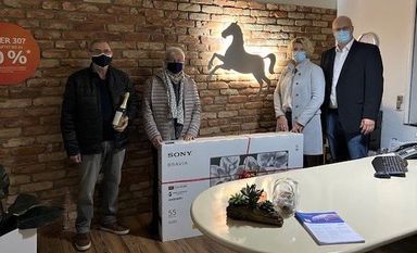 Der erste Preis, ein Fernseher im Wert von 1049 Euro, ging an Ursula Busch (2. v.li.). Andrea und Bernd Jäger von der VGH Heirich Jäger OHG gratulierten. Foto khe