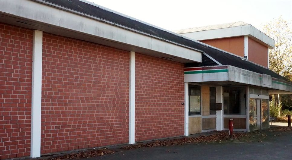 Seit 13 Jahren dem Verfall preisgegeben.  Der frühere Extra-Markt in der Hindenburgstraße soll abgerissen werden. Hier soll neuer Wohnraum entstehen. Die Gemeinde sucht Investoren.  Foto: kh
