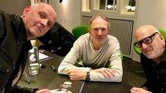 Hier tauscht sich Ralf G. Poppe (v.li.) mit Fotograf und Regisseur Anton Corbijn (U2, Nirvana, Grönemeyer) und dem britischen Mute-Labelbetreiber Daniel Miller aus.  Foto: eb