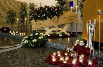 In der Leichen- und Trauerhalle ist in der Regel eine Grunddekoration aus Kerzen und Grünpflanzen vorhanden. Der Bestatter oder man selbst organisiert weitere Blumendekoration.
Foto: AdobeStock/haitaucher39