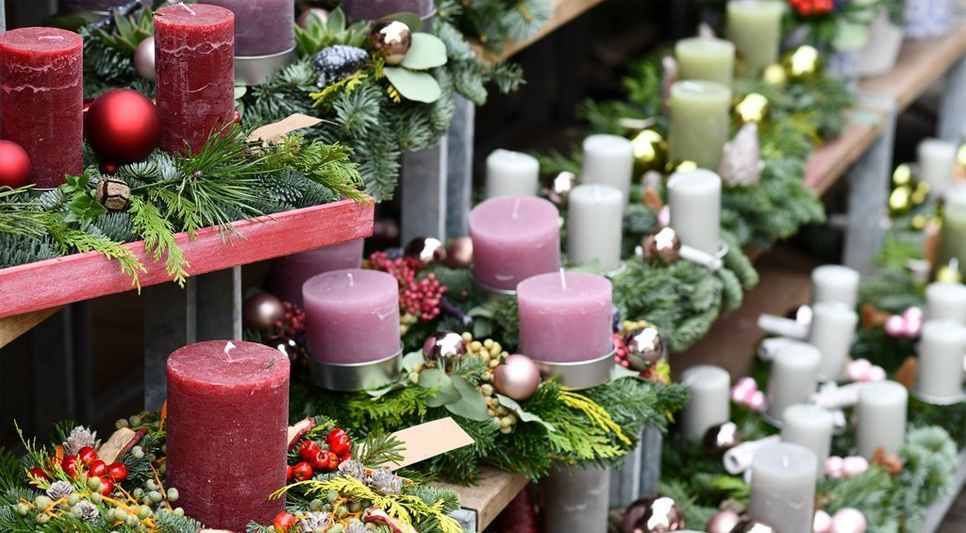 In den Gärtnereien und Blumenläden in der Region gibt es stimmungsvolle Adventsgestecke und weihnachtlich-winterliche Deko für ein schönes Zuhause.  Foto: Adobe Stock/firn